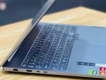 تصویر لپ تاپ ideaPad Pro5 16 در حالت ایستاده با پورت های اتصال