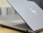 تصویر HP Zbook Studio 16 G10 در حالت خمیده با پورت های اتصال